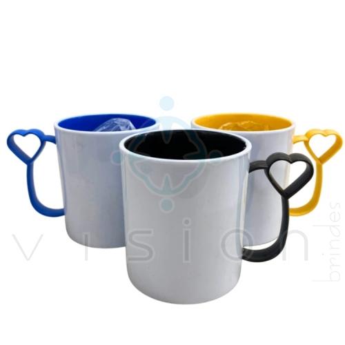 Caneca Plástica Branca Alça Coraçãozinho Colorida 